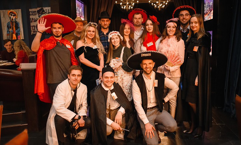 Корпоратив на Новый год в Волгодонске — празднично украшенный банкетный зал