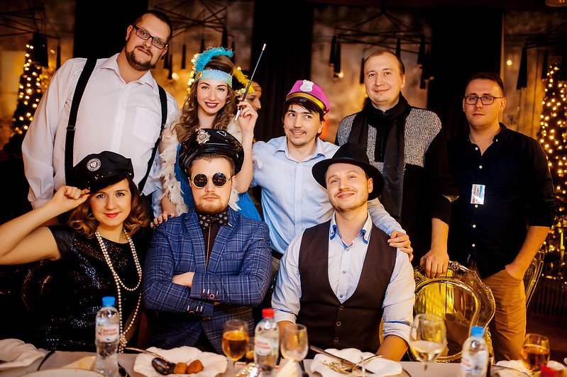 Команда компании празднует Новый год в ресторане Волгодонске